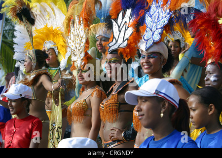 Jolie femme avec coiffe à plumes sur la fête nationale, en République Dominicaine, La Romana, Bayahibe Banque D'Images