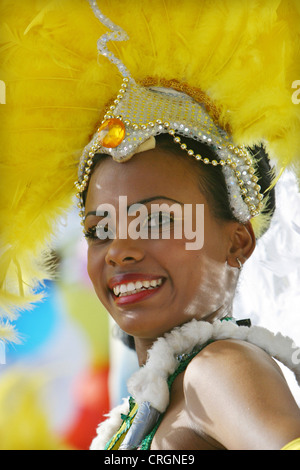 Jolie femme avec coiffe à plumes sur la fête nationale, en République Dominicaine, La Romana, Bayahibe Banque D'Images