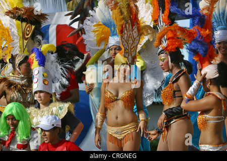 Jolies femmes avec une coiffure de plumes sur la fête nationale, en République Dominicaine, La Romana, Bayahibe Banque D'Images