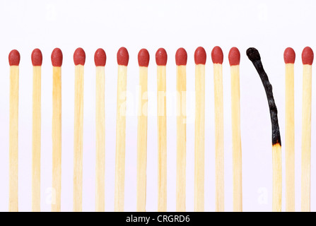 Rangée de matches, l'un d'eux est brûlée Banque D'Images