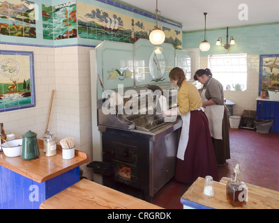 Intérieur de Davy's Fish and Chip shop à Beamish Museum de la vie des habitants du Nord avec les femmes la cuisson sur un feu de charbon 1934 friteuse Banque D'Images