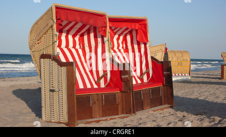 Chaises de plage rouge et blanc sur la plage, l'Allemagne, Schleswig-Holstein, mer Baltique, Dahme Banque D'Images