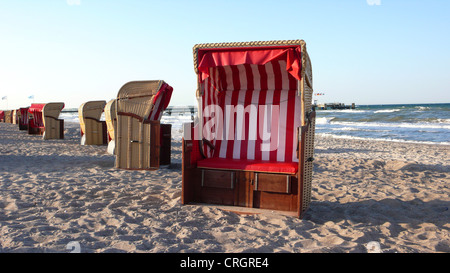 Chaises de plage rouge et blanc sur la plage, l'Allemagne, Schleswig-Holstein, mer Baltique, Dahme Banque D'Images