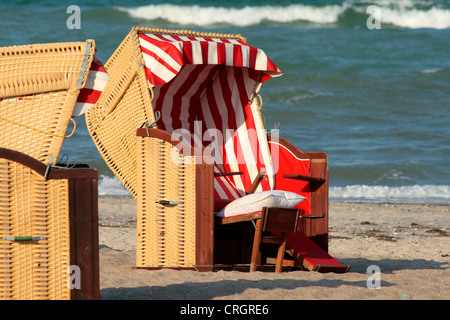 Chaise de plage rouge et blanc sur la plage, l'Allemagne, Schleswig-Holstein, mer Baltique, Dahme Banque D'Images
