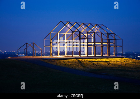 Art moderne éclairé sous la forme d'une maison sur Norddeutschland stock en crépuscule, l'Allemagne, en Rhénanie du Nord-Westphalie, Ruhr, Neukirchen-Vluyn Banque D'Images