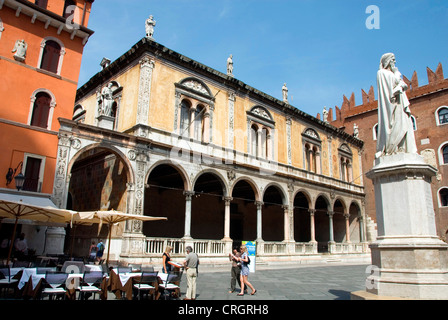 Dante memorial et Loggia del Consiglio sur la Piazza dei Signori, Italie, Vénétie, Vérone Banque D'Images