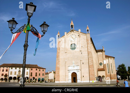 Piazza Vittorio Emanuele II, Cathédrale de Duomo Santa Maria, Italie, Vénétie, Montagnana Banque D'Images