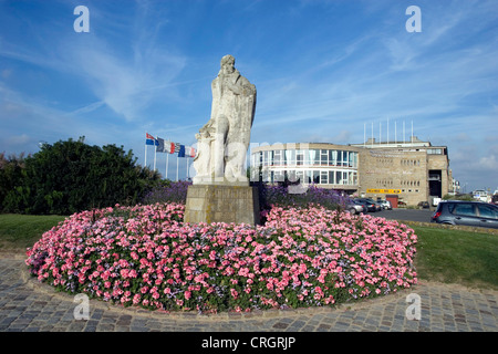 Francois-Rene sttue de Chateaubriand, dans l'arrière-plan est le casino, France, Bretagne, Saint Malo, Saint Malo Banque D'Images