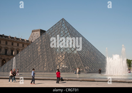 I.M. Pyramide de verre de l'î au Palais du Louvre, Paris Banque D'Images