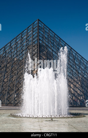 Fontaine en face de l'I.M. Pyramide de verre de l'î au Palais du Louvre, Paris Banque D'Images