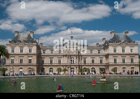 Grand Bassin (étang) et le Palais du Luxembourg dans le Jardin du Luxembourg, Paris Banque D'Images