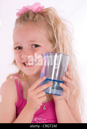 Fille, 6 ans, avec le dentifrice Banque D'Images