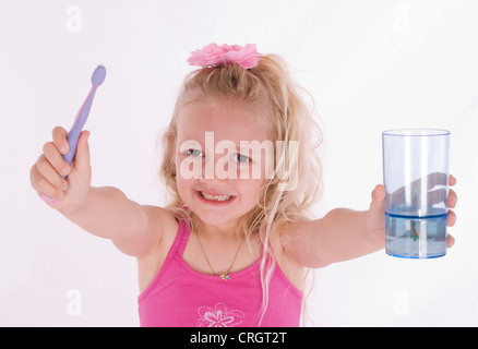 Fille, 6 ans, avec le dentifrice Banque D'Images