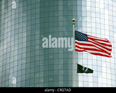 Stars and Stripes en face du verre bardage d'un immeuble de bureaux modernes, USA, New York City Banque D'Images