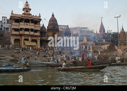 Le Manikarnika Ghat de crémation sur le Gange à Varanasi, Inde Banque D'Images