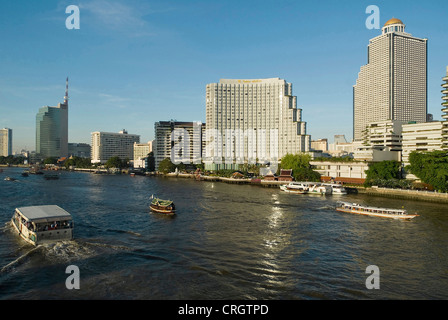 Bateaux sur la rivière Chao Praya, à Bangkok, Thaïlande Banque D'Images