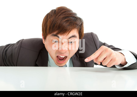 Angry businessman quelque chose sur la table Banque D'Images