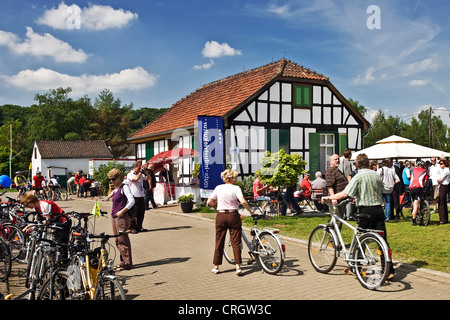 Visiteurs sur location festival à maison ancienne à pans de bois à côté de la piste cyclable de la vallée de la Ruhr, en Allemagne, en Rhénanie du Nord-Westphalie, Ruhr, Witten Banque D'Images