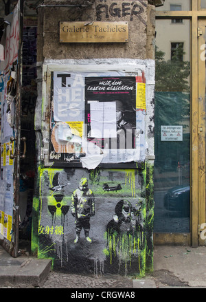 Des graffitis et des affiches ornent l'extérieur de la galerie Tacheles à Berlin où les artistes sont confrontés à un avenir incertain Banque D'Images