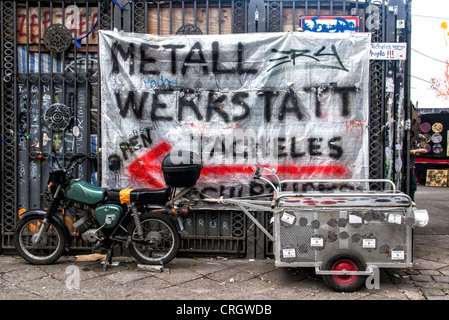 Vélo de moteur et de la remorque à l'extérieur de la Galerie Tacheles à Berlin où les artistes sont confrontés à un avenir incertain Banque D'Images