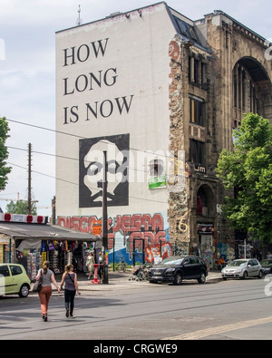 "How Long Is Now" est inscrit sur le côté de la galerie Tacheles à Mitte, Berlin, où les artistes sont confrontés à un avenir incertain Banque D'Images