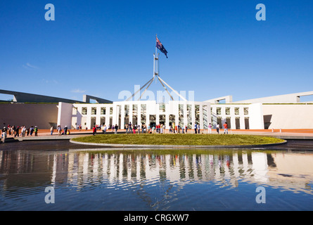 La Maison du Parlement, à Canberra, en Australie, sur un beau matin d'été, avec un grand groupe de touristes à l'extérieur. Banque D'Images