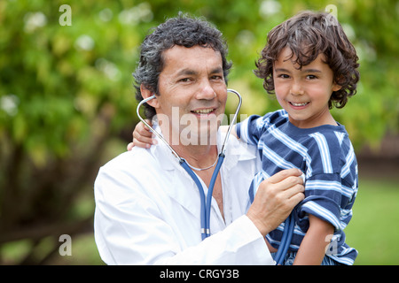 Médecin de famille debout avec un enfant Banque D'Images