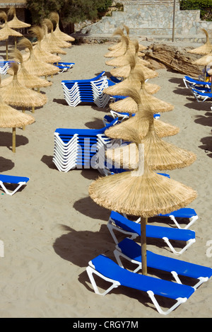 Chaises longues sur une plage vide Banque D'Images