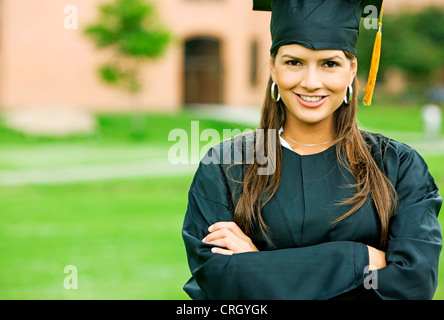 Belle femme souriante au cours de ses études à l'université Banque D'Images