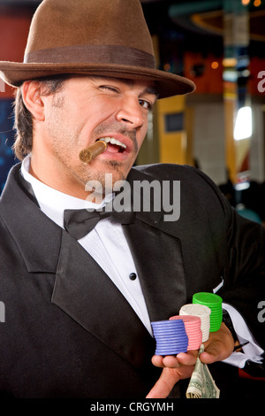 L'homme avec des jetons de casino, un cigare et de l'argent, clin Banque D'Images