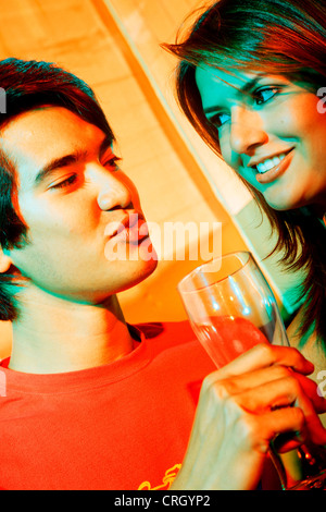 Couple dans un bar boire un verre et souriant Banque D'Images