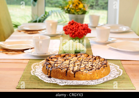 Gâteau aux pommes sur la table de thé joliment décorées Banque D'Images