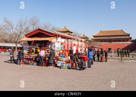 Les touristes entourent un étal de souvenirs dans la Cité Interdite, Pékin, Chine Banque D'Images