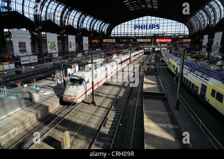 Un Inter City Express (ICE) train En arrivant à la gare principale de Hambourg, Allemagne. Banque D'Images