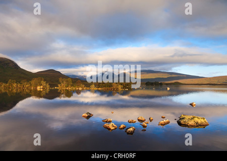 La fin de l'été sur Rannoch Moor, avec le Loch na h-Achlaise et le Mont Noir. Banque D'Images
