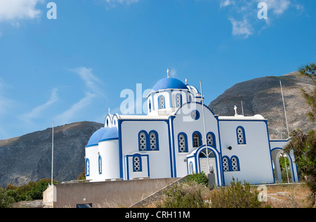 Un dôme bleu moderne Église orthodoxe grecque avec un fond de montagne Banque D'Images