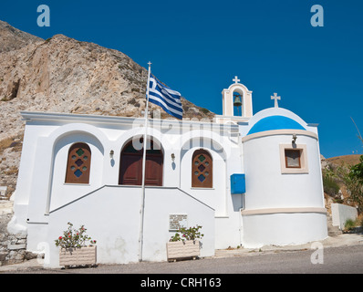 Une petite église orthodoxe grecque et clocher avec battant pavillon grec Banque D'Images