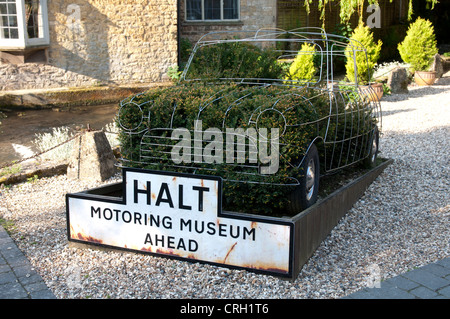 Topiary Mini car au Musée Automobile, Bourton-on-the-water, Gloucestershire, Royaume-Uni Banque D'Images