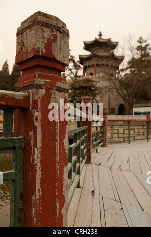 Vieux pont et le développement d'au Palais d'été, Pékin, Chine Banque D'Images