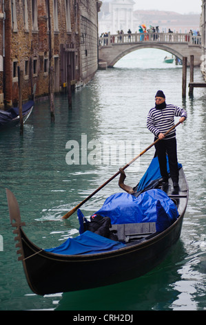 Gondolier dans le rio di Palazzo de Venise, Vénétie, Italie Banque D'Images