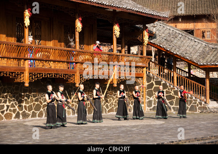 Des musiciens qui jouent avec miao instruments traditionnels sur la place principale, village miao xijiang, Chine Banque D'Images