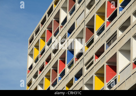 Balcons colorés de la Cité Radieuse ou unité d'habitation Le Corbusier Marseille ou Marseille France Banque D'Images