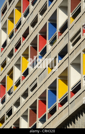 Motif de façade colorée avec balcons de la Cité radieuse Ou unité d'habitation Appartement Block par le Corbusier Marseille France Banque D'Images