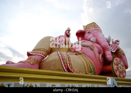 Big Pink pose détente Ganesha statue en Thaïlande Banque D'Images