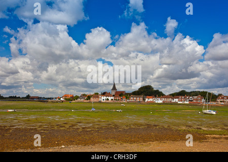 Bateaux à marée basse à Chichester Harbour à Bosham, West Sussex, Angleterre Banque D'Images