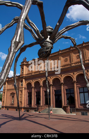 Louise Bourgeois' célèbre sculpture araignée 'maman' en face du musée d'art de la Kunsthalle de Hambourg en Allemagne. Banque D'Images