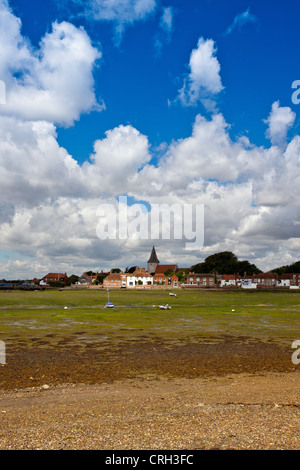 Bateaux à marée basse à Chichester Harbour à Bosham, West Sussex, Angleterre Banque D'Images