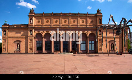 Le musée d'art Kunsthalle de Hambourg (Allemagne), avec Louise Bourgeois' célèbre sculpture araignée 'maman'. Banque D'Images