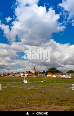 Bateaux à marée basse à Chichester Harbour à Bosham, West Sussex, Angleterre Banque D'Images