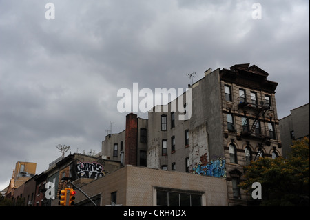 Ciel gris view 5 étages en brique tènements, graffiti, murs de ciment côté rendu St Mark's Place à la 2ème Avenue, East Village, New York Banque D'Images